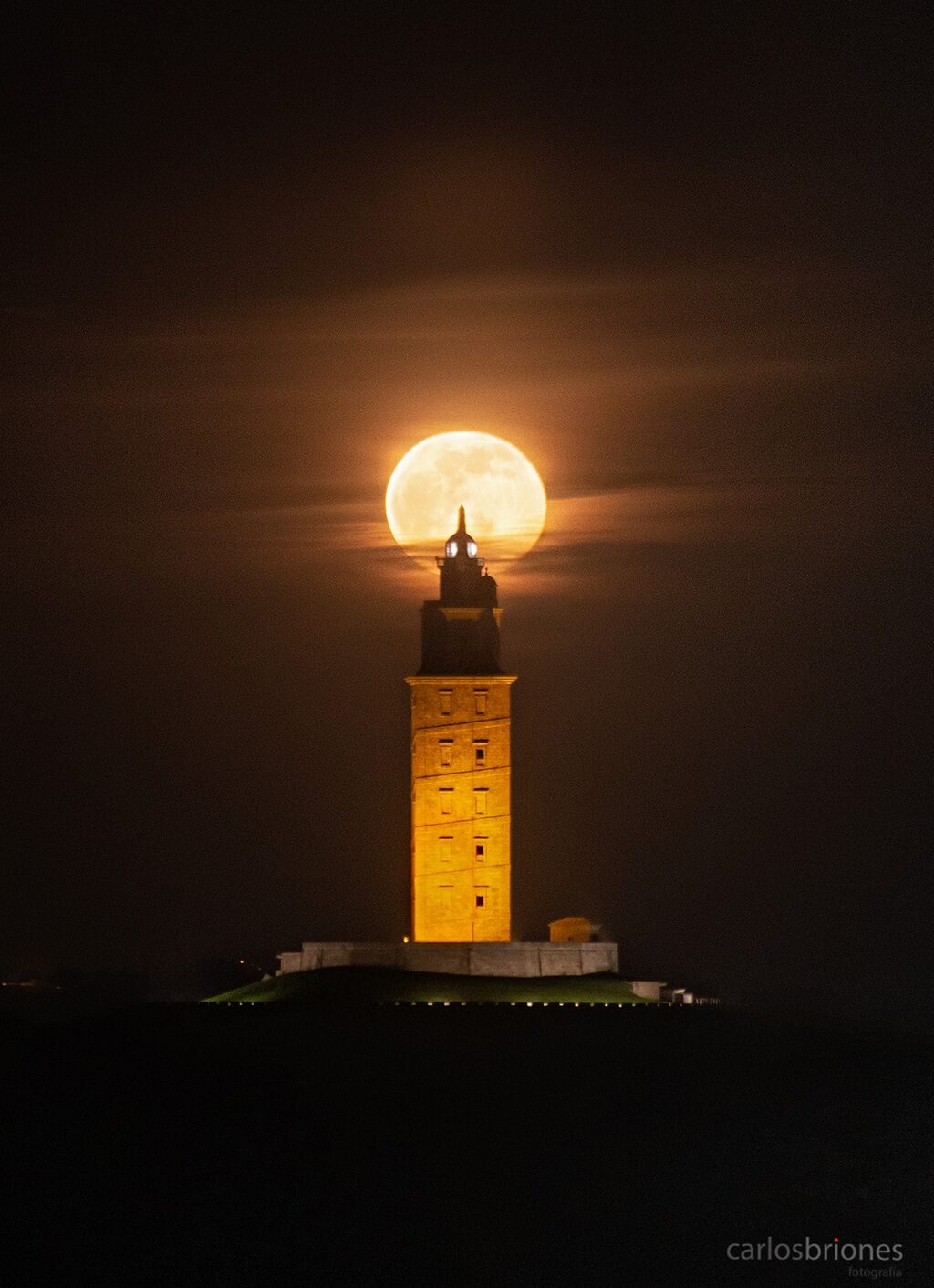 La Torre de Hércules sobre el acantilado
